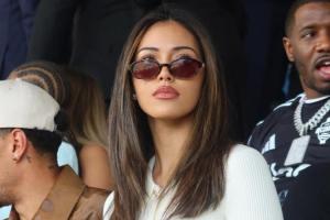 球场失意情场得意!阿里携超模女友看球 后者大秀美腿&已交往3年